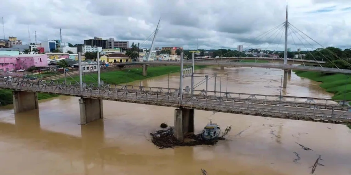Construída há mais de 50 anos, a ponte metálica passará por uma grande revitalização estrutural. Obra será executada pelo governo do Acre. Foto: Rafael Dias