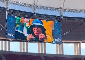 Acreana Jéssica Ingrede aparece no telão do Estádio Mané Garrincha em amistoso da Seleção