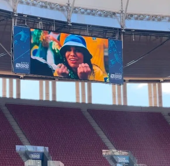 Acreana Jéssica Ingrede aparece no telão do Estádio Mané Garrincha em amistoso da Seleção