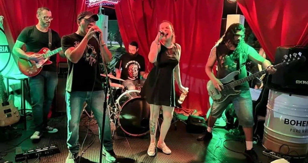 Artista que perdeu tudo na alagação realiza show para arrecadar dinheiro e refazer a vida