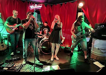 Artista que perdeu tudo na alagação realiza show para arrecadar dinheiro e refazer a vida