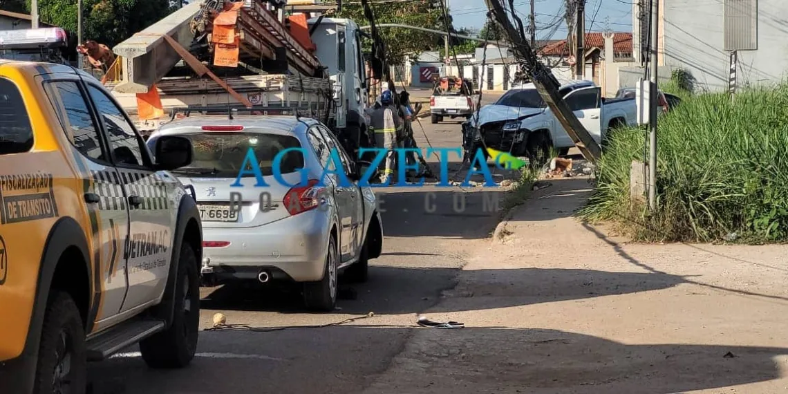 Caminhonete em alta velocidade bate em carro, derruba poste e interrompe fornecimento de energia na Estrada da Floresta