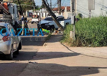 Caminhonete em alta velocidade bate em carro, derruba poste e interrompe fornecimento de energia na Estrada da Floresta