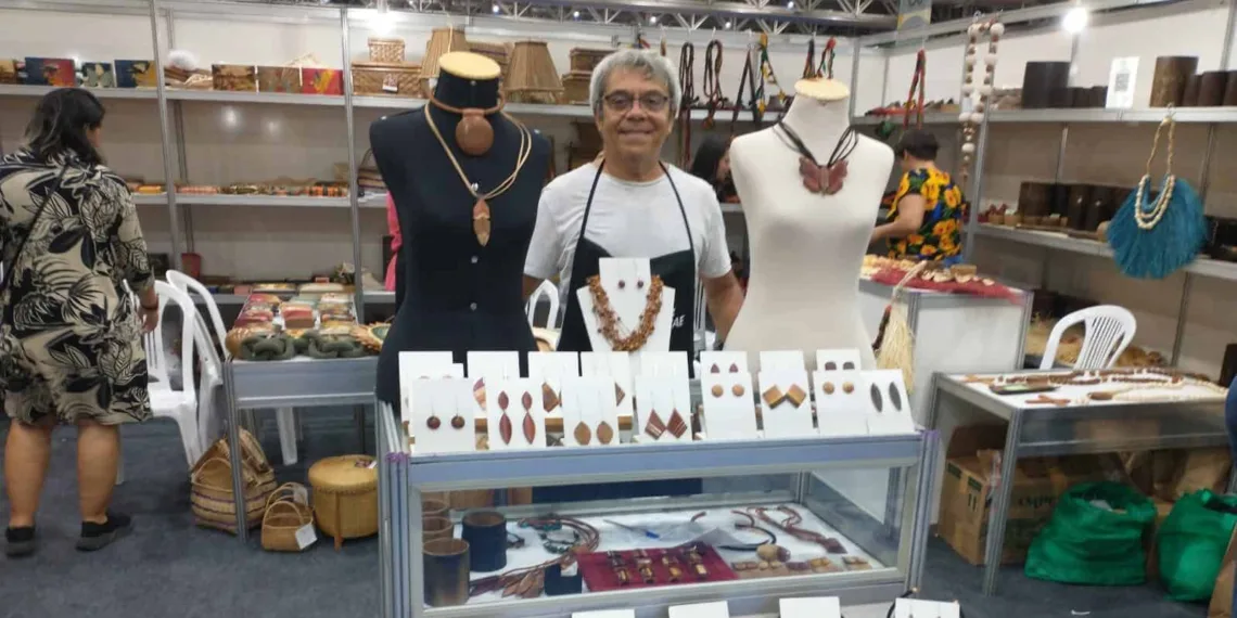 Kléder atua há 20 anos como designer de biojoias (Foto: Cedida)