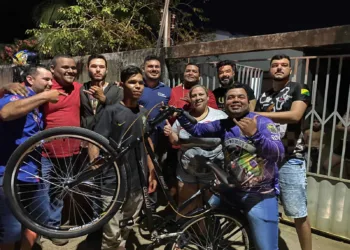 Entregador de app que teve bike esmagada por caminhão ganha bicicleta nova de grupo de motoboys