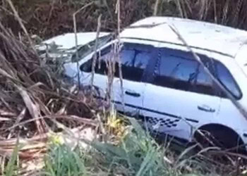 Motorista perde o controle do carro e cai em ribanceira na BR-364