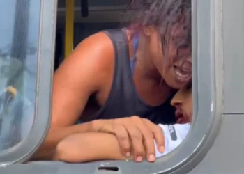 'Acorda, meu filho', diz mãe aos prantos para filho assassinado com tiro na cabeça em ônibus de Rio Branco