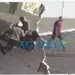 Câmera flagra momento em que dupla de bandidos rouba moto em Rio Branco
