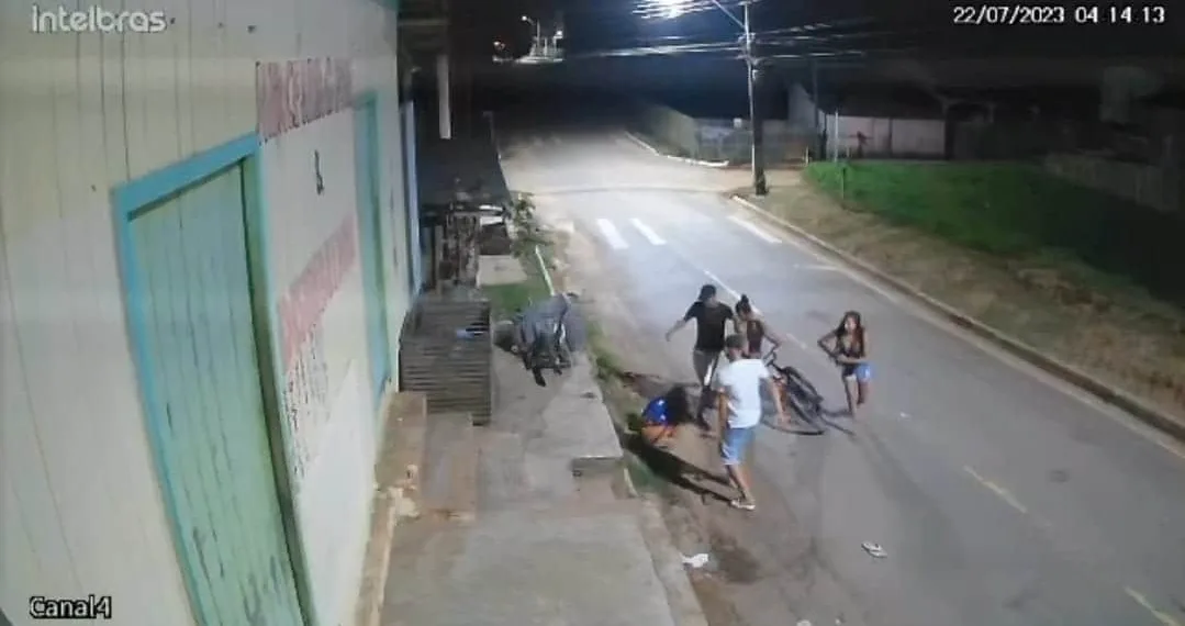 Dupla filmada agredindo jovem no interior do Acre é presa; menores continuam foragidos