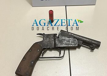 Dupla é encaminhada para delegacia após ser flagrada em via pública com arma de fogo
