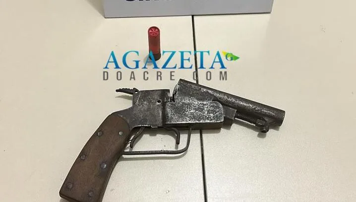Dupla é encaminhada para delegacia após ser flagrada em via pública com arma de fogo