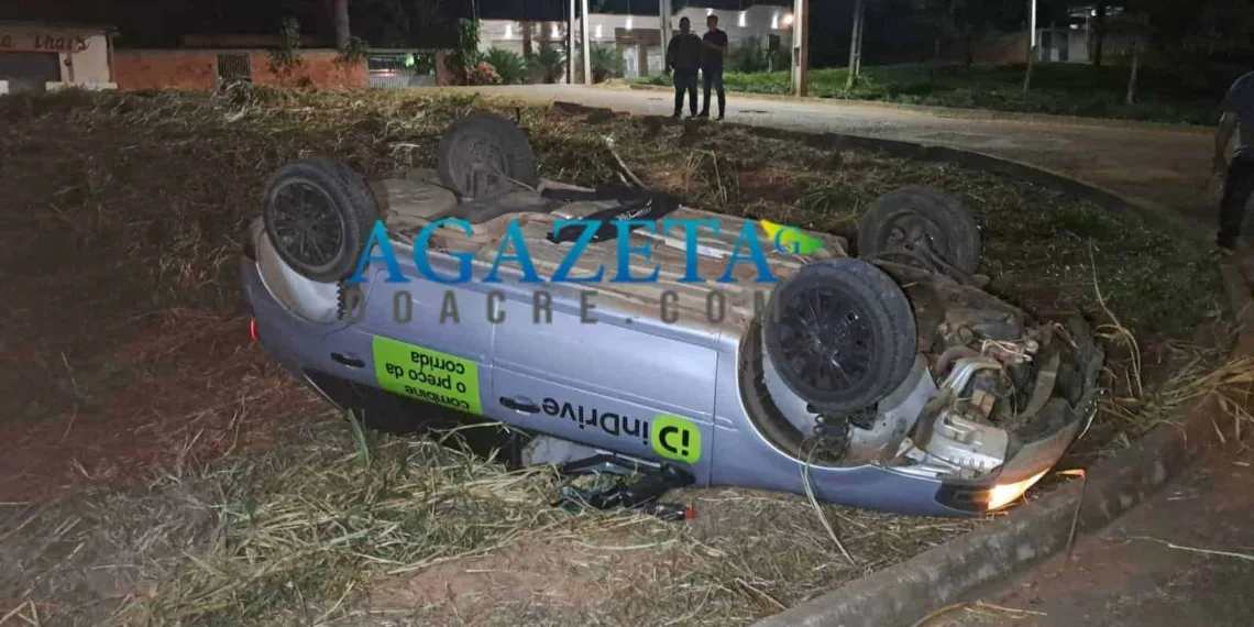 Bandidos roubam carro de motorista de app, perdem controle e capotam veículo