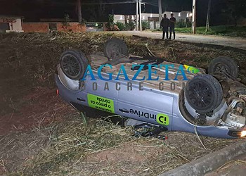 Bandidos roubam carro de motorista de app, perdem controle e capotam veículo