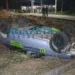 Bandidos roubam carro de motorista de app, perdem controle e capotam veículo