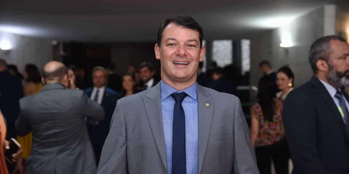 Deputado Roberto Duarte é destaque no ranking dos políticos