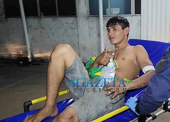 Homem é baleado no joelho após amigo se assustar com carro na rua