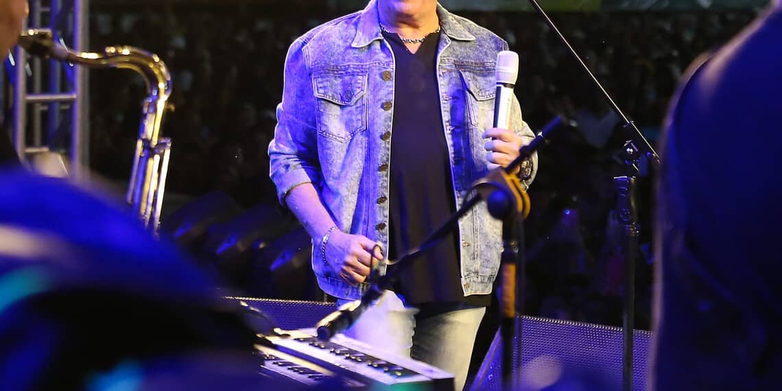 Cantor Amado Batista durante apresentação no festival. Foto: Marcos Santos/Secom