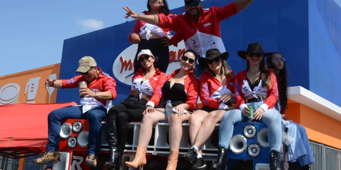 VEJA FOTOS: sol forte e calor não espantam público da Cavalgada