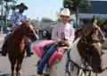 VEJA FOTOS: sol forte e calor não espantam público da Cavalgada