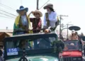 VEJA FOTOS: sol forte e calor não espantam público da Cavalgada