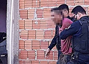 Embriagado, homem é preso após invadir igreja e ameaçar fiéis com facão