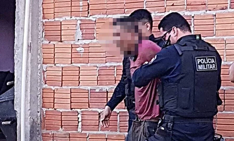 Embriagado, homem é preso após invadir igreja e ameaçar fiéis com facão