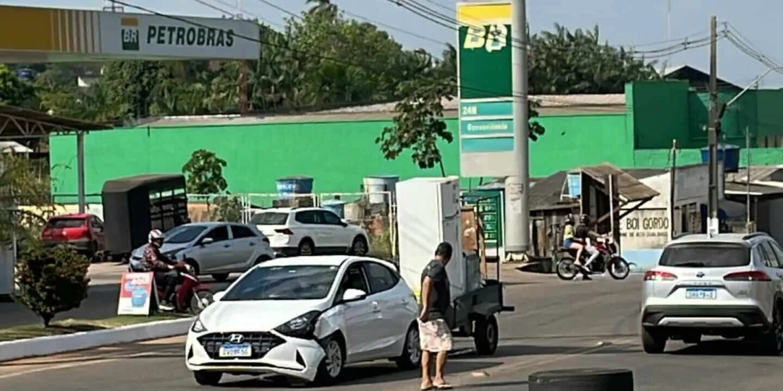 Roda de ônibus se solta e atinge carro em avenida de Rio Branco