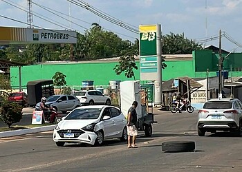 Roda de ônibus se solta e atinge carro em avenida de Rio Branco