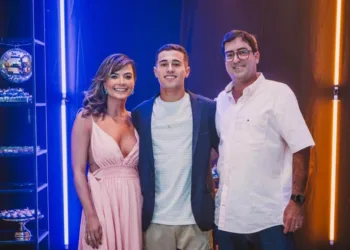 Caio Saab Veronez, ao lado dos pais Leandro Veronez e Fernanda Saab, familiares e amigos, comemorou os seus 18 anos no buffet Gran Reserva