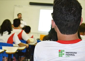 Ifac abre seleção de professor substituto com salário que chega a R$ 6.300; confira