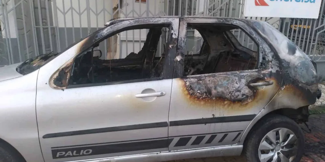 Carro é incendiado em frente a escola no interior do Acre