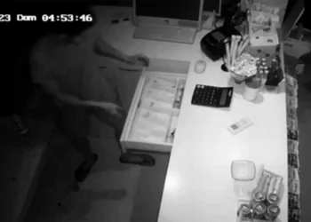 Bandido quebra janela, invade e furta caixa de restaurante no Acre