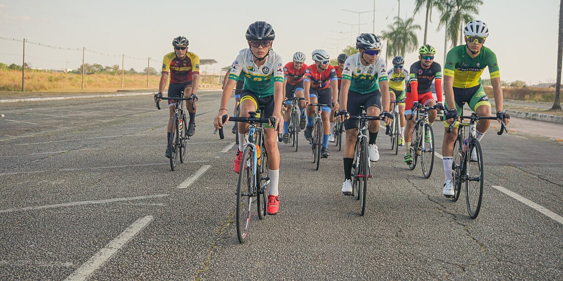 Ciclistas se reúnem para treinamento físico. Foto: Neto Lucena/ Secom