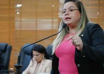 Michele Melo chora na tribuna após confusão entre secretário de Gladson e Edvaldo Magalhães na Aleac