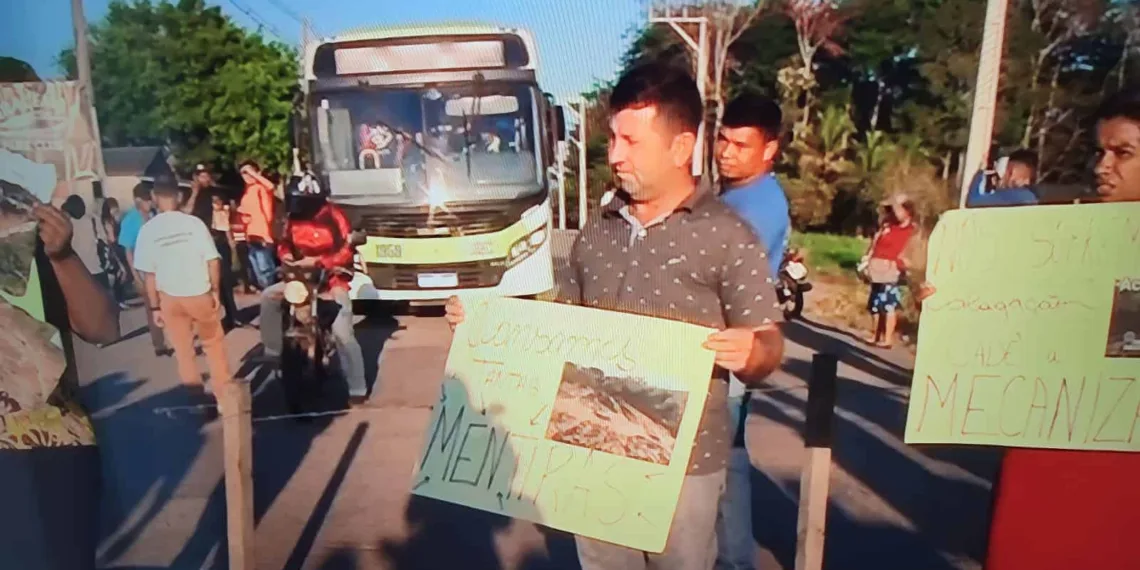 Moradores do Barro Alto fecham a Transacreana em protesto por melhorias nos ramais