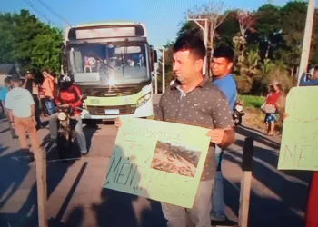 Moradores do Barro Alto fecham a Transacreana em protesto por melhorias nos ramais