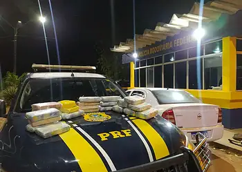 Homem é preso com mais de 27 quilos skunk e cocaína escondidos no porta-malas do carro