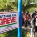 Servidores de apoio da Educação protestam em frente à prefeitura de Rio Branco desde a última quarta-feira (19) — Foto: Eldérico Silva/Rede Amazônica Acre