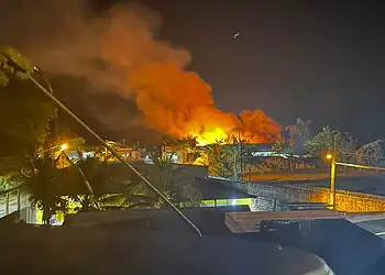 Incêndio de grandes proporções em terreno baldio assusta moradores no interior do Acre