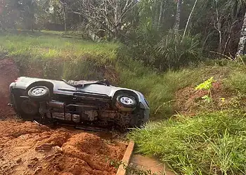 Carro com duas pessoas desliza na pista e cai em barranco no Acre