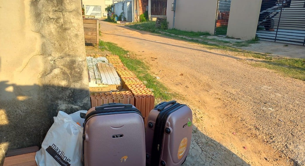A mãe deixou as duas filhas, com malas, em frente a casa do pai das meninas. (Foto: Reprodução)