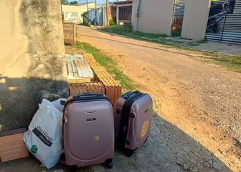 A mãe deixou as duas filhas, com malas, em frente a casa do pai das meninas. (Foto: Reprodução)