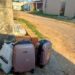 A mãe deixou as duas filhas, com malas, em frente a casa do pai das meninas. (Foto: Reprodução)