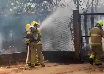 Na Capital, incêndio no bairro Jardim Europa atinge estação de esgoto