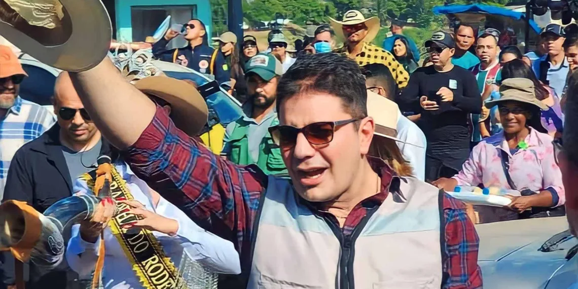 Gladson publica 'decreto' liberando acreanos para namorar e beijar na boca, no último dia da Expoacre 2023
