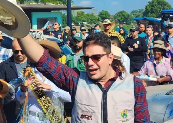 Gladson publica 'decreto' liberando acreanos para namorar e beijar na boca, no último dia da Expoacre 2023