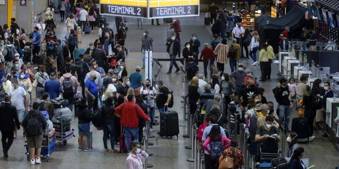 Passengers gather at Sao Paulo International Airport amid the outbreak of the coronavirus disease (COVID-19) and after Omicron has become the dominant coronavirus variant in the country, in Guarulhos, Brazil January 12, 2022.  REUTERS/Roosevelt Cassio