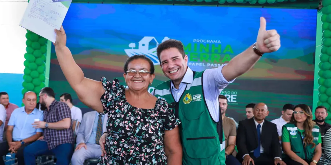 Mais 706 famílias de Rio Branco recebem títulos definitivos de propriedade pelo governo do Estado