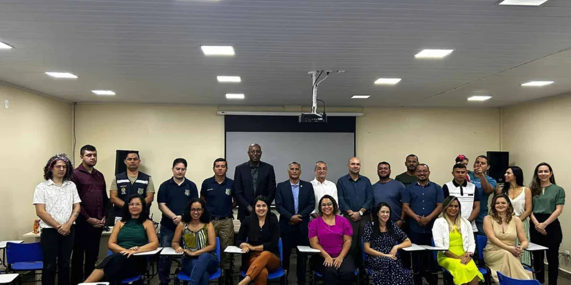 Novos servidores do ISE e autoridades durante a cerimônia. Foto: Julia Beatriz Couto
