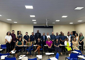 Novos servidores do ISE e autoridades durante a cerimônia. Foto: Julia Beatriz Couto